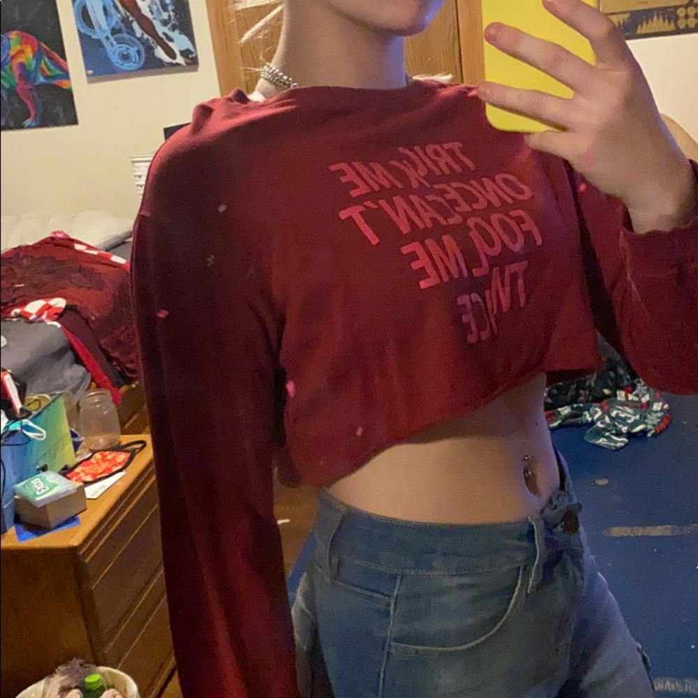 Cropped graphic red longe sleeve shirt